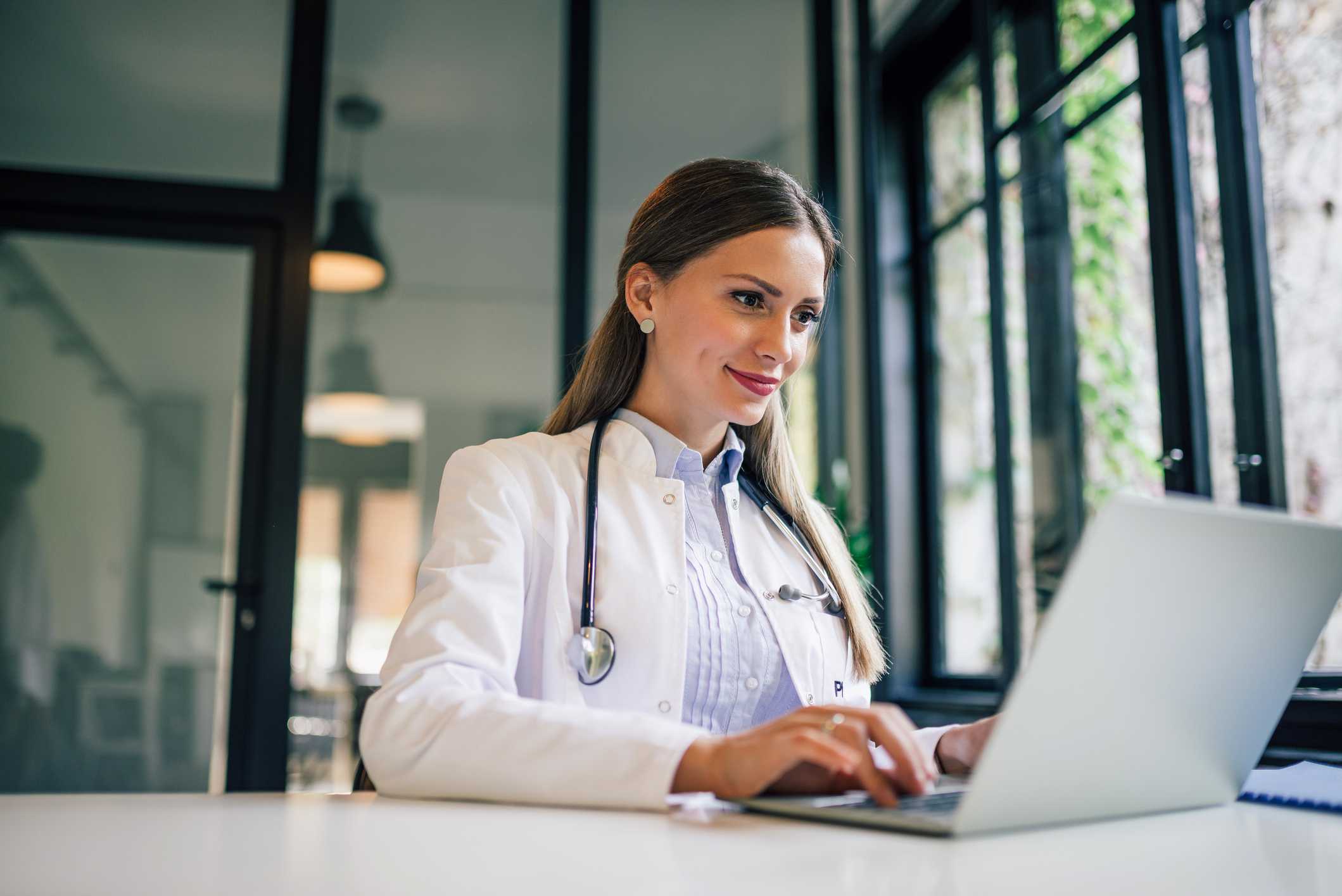 Foto do artigo Certificado digital em nuvem para médicos: agilidade, segurança e conformidade no dia a dia clínico