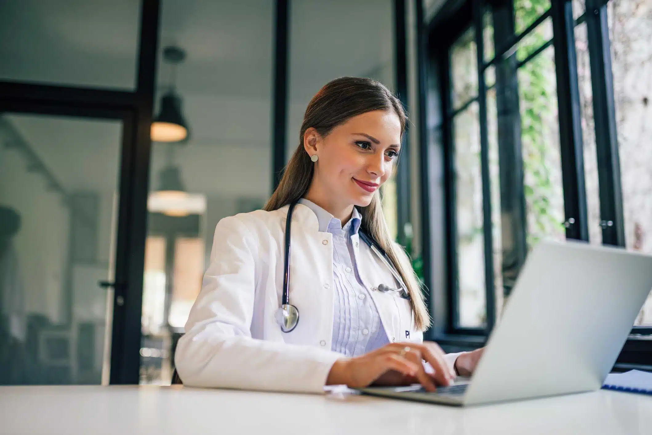 Médica utilizando um notebook
