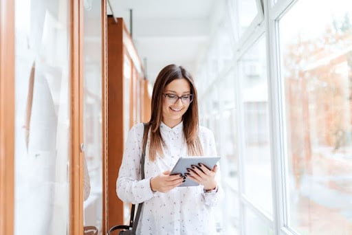 Mulher utilizando tablet para imprimir diploma digital